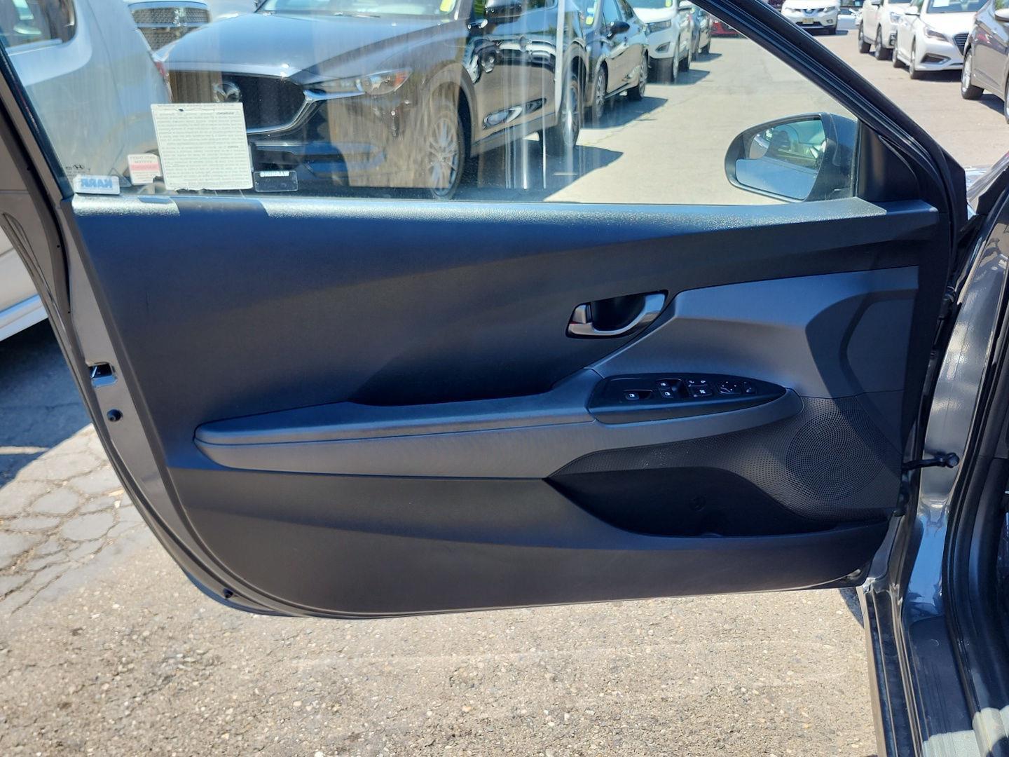 2019 Hyundai Veloster Base - Photo 33
