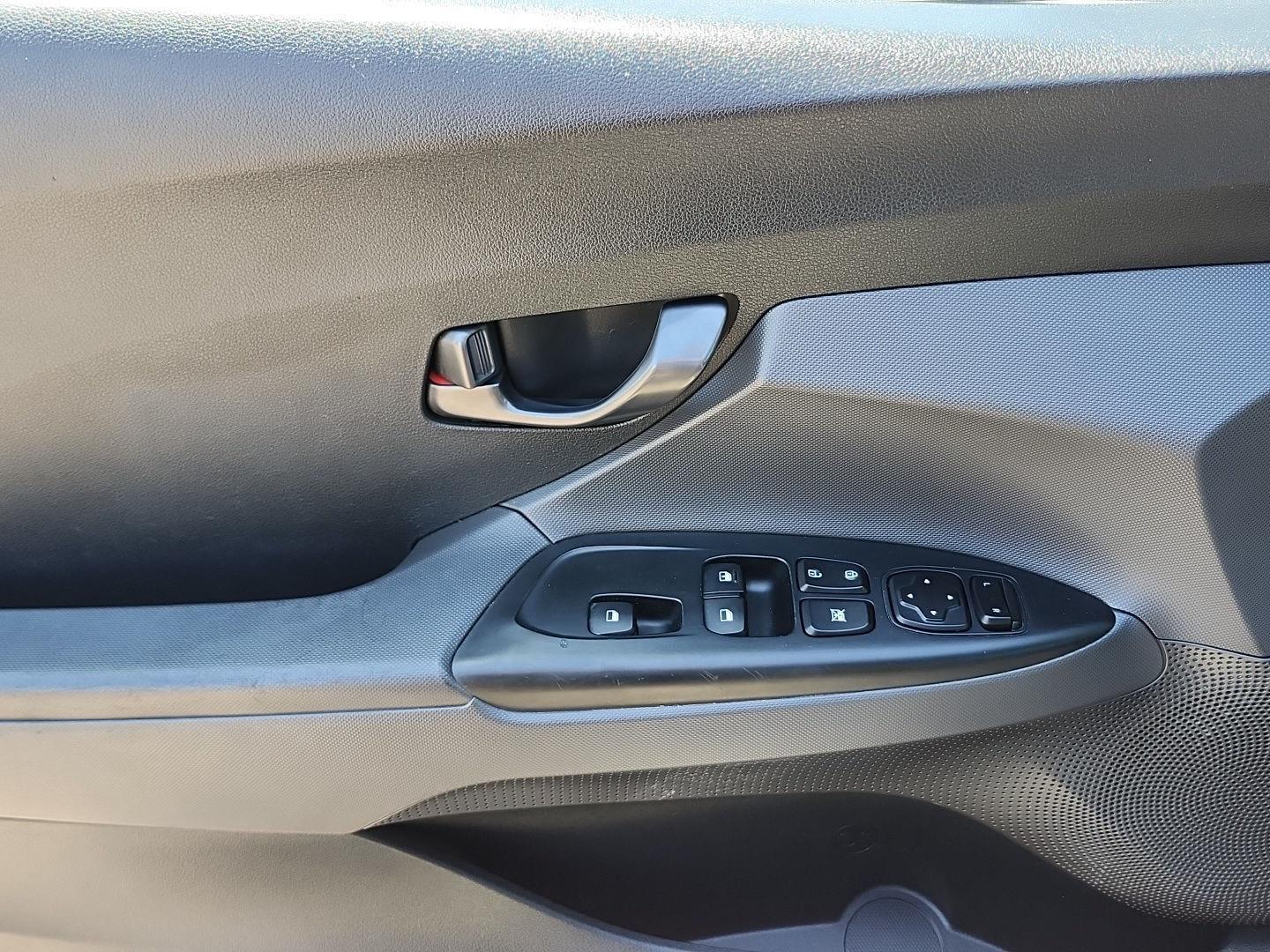 2019 Hyundai Veloster Base - Photo 34