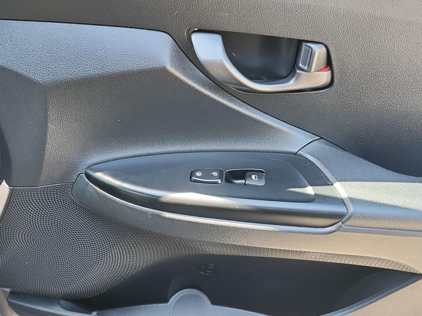2019 Hyundai Veloster Base - Photo 38