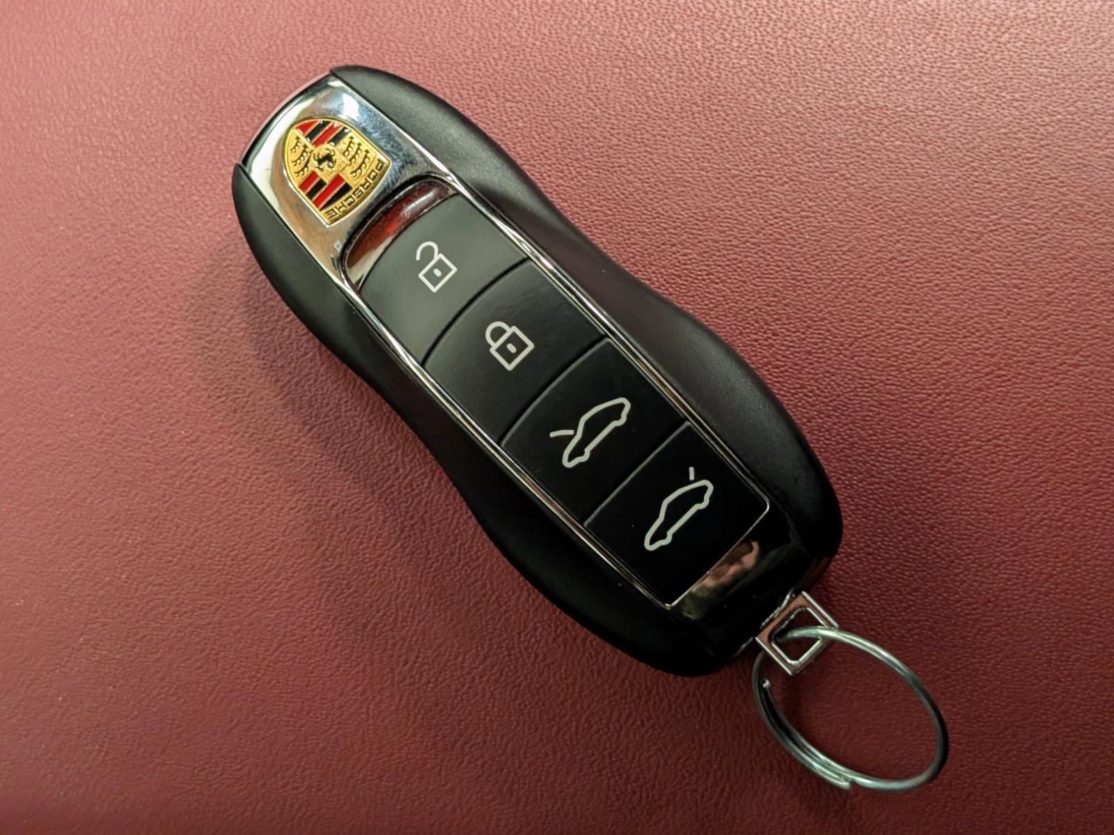 2024 Porsche Cayman photo 30