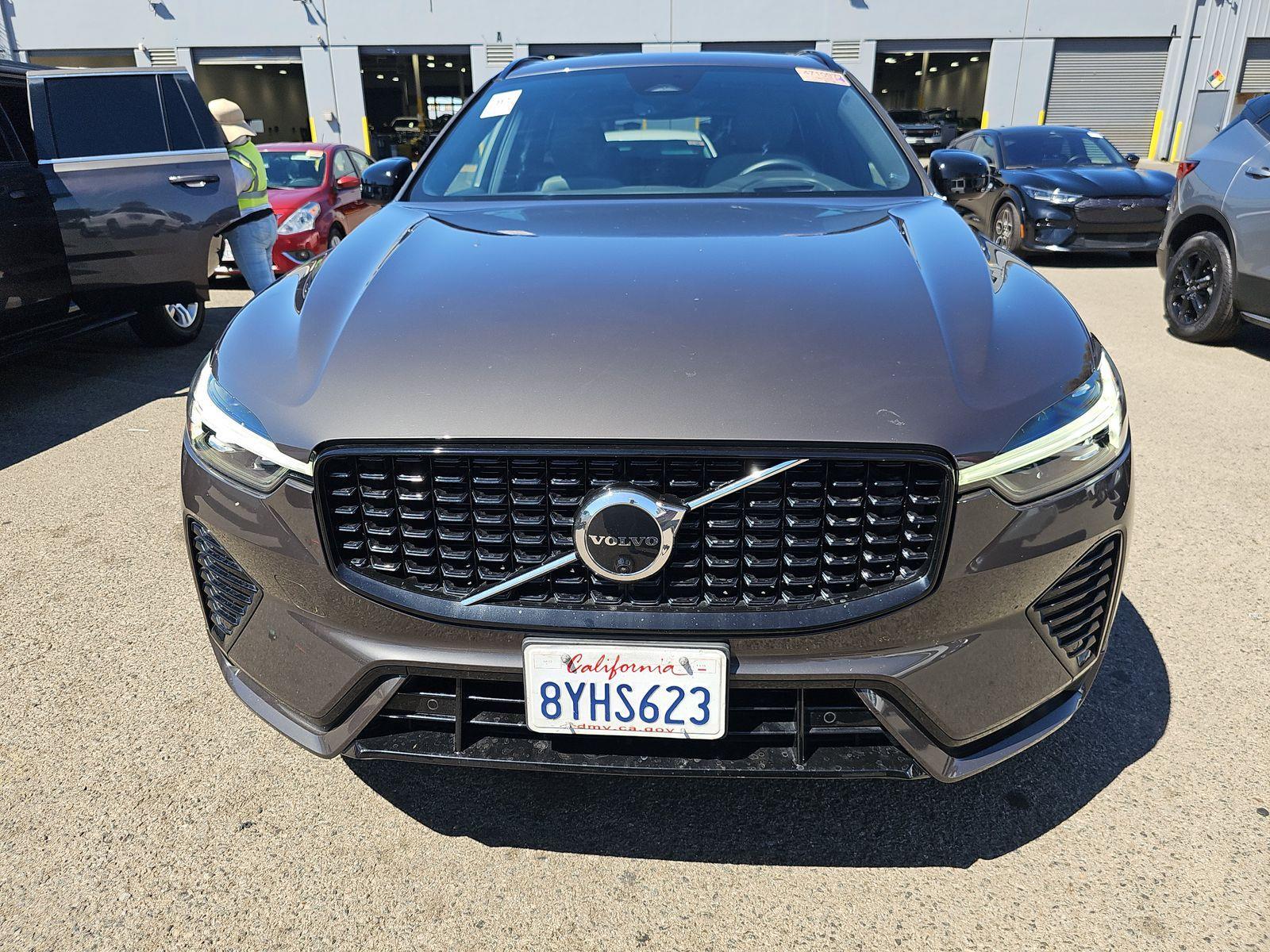 2022 Volvo XC60 R-Design photo 4