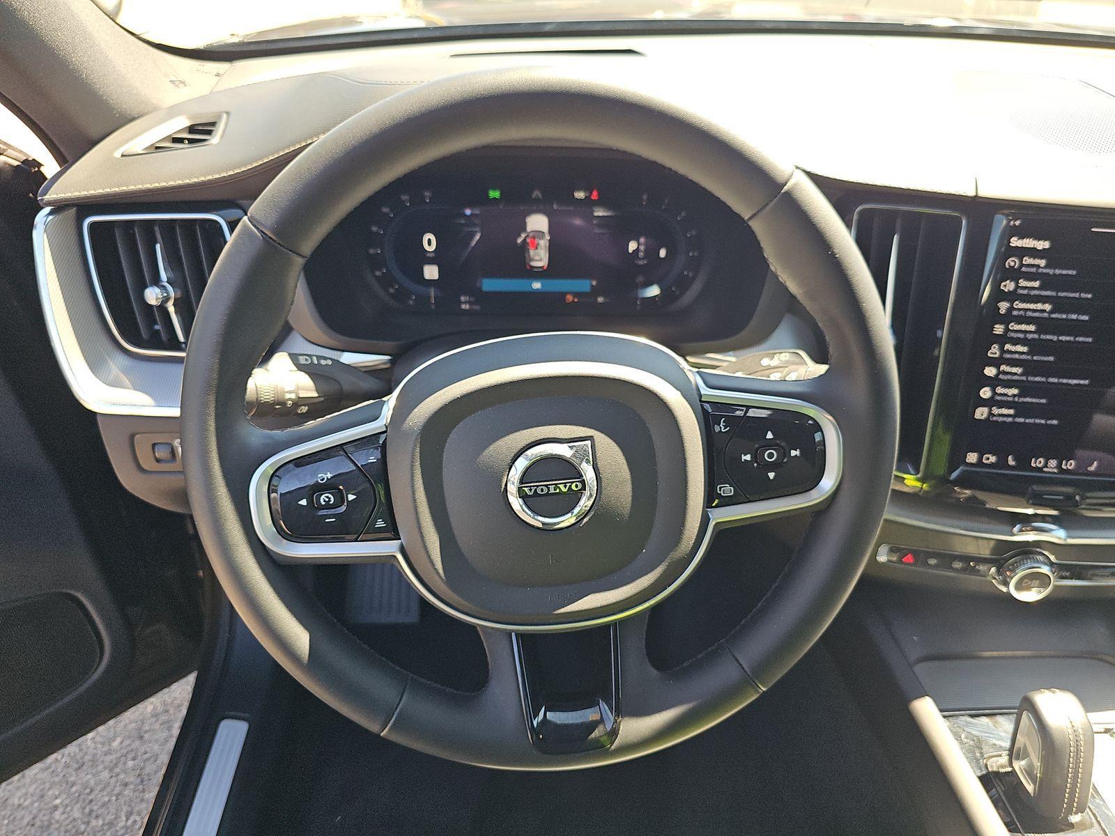 2022 Volvo XC60 R-Design photo 3