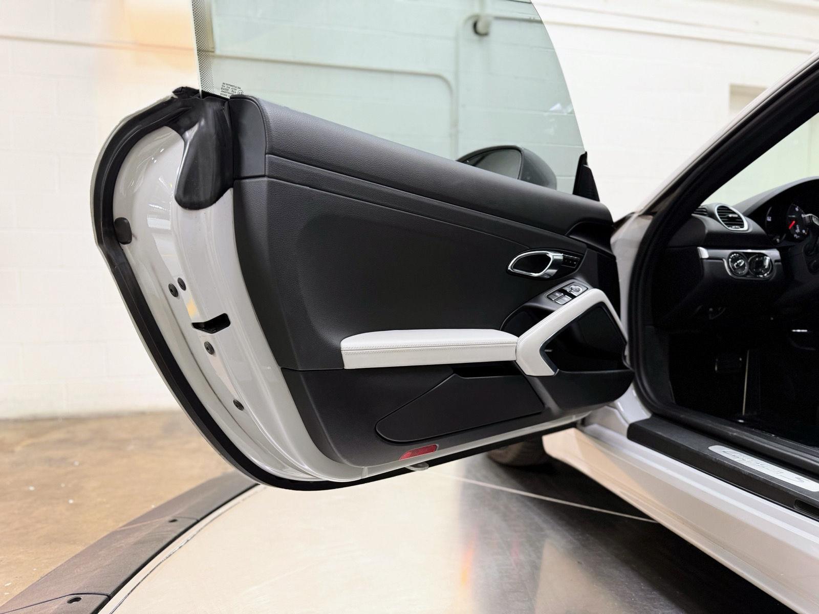 2024 Porsche Cayman photo 40