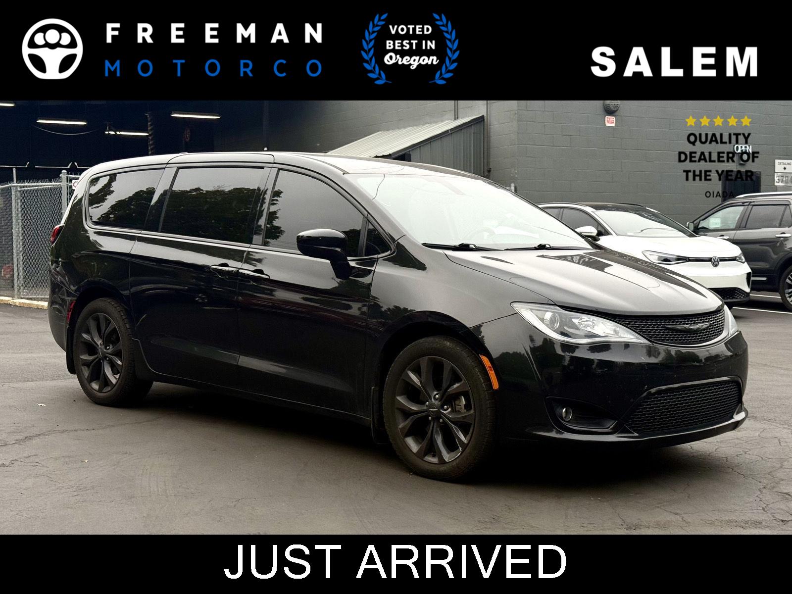 Brilliant Black Crystal Pearlcoat 2019 Chrysler Pacifica Minivan Front-Wheel Drive 9-Speed Automatic