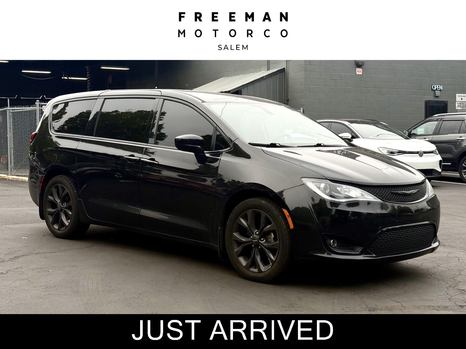 Brilliant Black Crystal Pearlcoat 2019 Chrysler Pacifica Minivan Front-Wheel Drive 9-Speed Automatic
