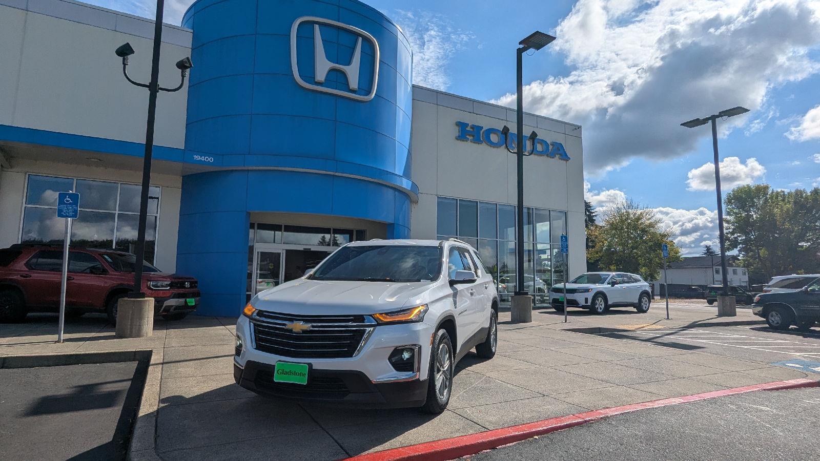 White (Iridescent Pearl Tricoat) 2023 Chevrolet Traverse SUV / Crossover Four-Wheel Drive 9-Speed Automatic