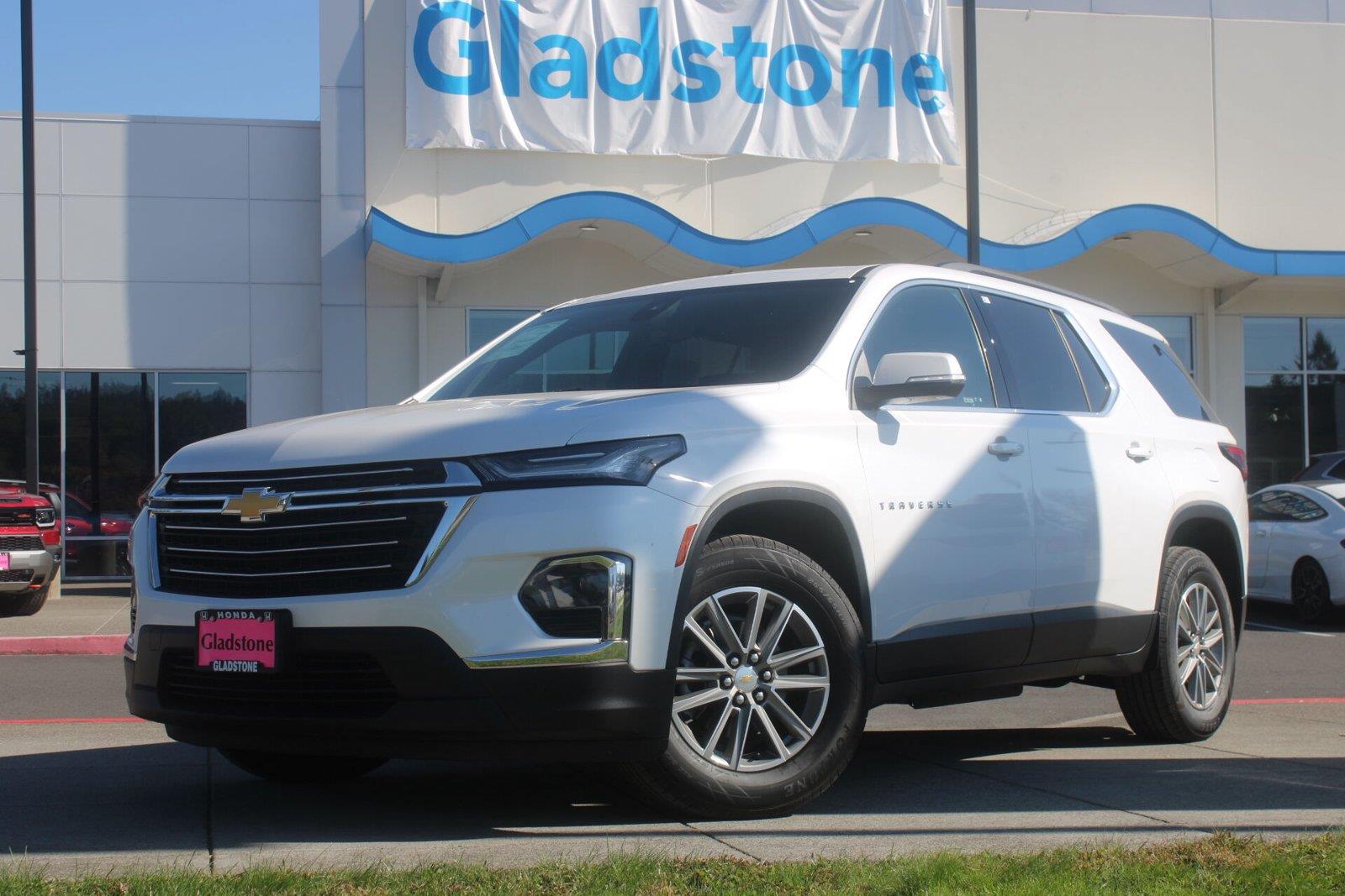 White (Iridescent Pearl Tricoat) 2023 Chevrolet Traverse SUV / Crossover Four-Wheel Drive 9-Speed Automatic