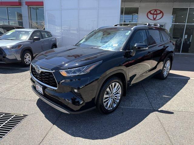 Certified 2022 Toyota Highlander Platinum with VIN 5TDEBRCH2NS092562 for sale in Gladstone, OR