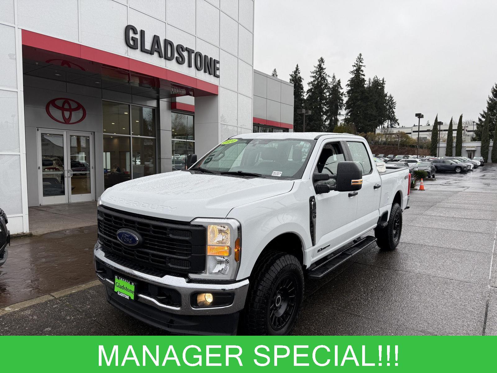 Oxford White 2025 Ford F-250 Super Duty XL Crew Cab 4WD Pickup Truck Four-Wheel Drive Automatic