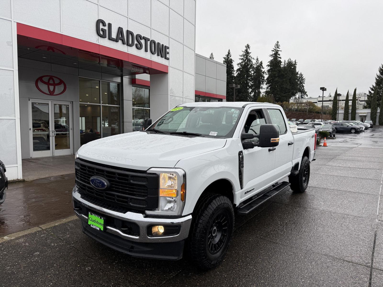 Oxford White 2025 Ford F-250 Super Duty XL Crew Cab 4WD Pickup Truck Four-Wheel Drive Automatic