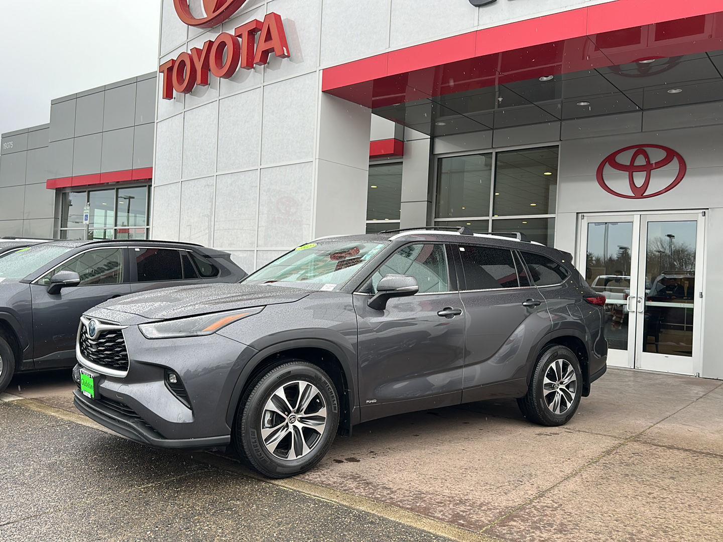 Magnetic Gray Metallic 2022 Toyota Highlander Hybrid XLE AWD SUV / Crossover All-Wheel Drive Continuously Variable Transmission