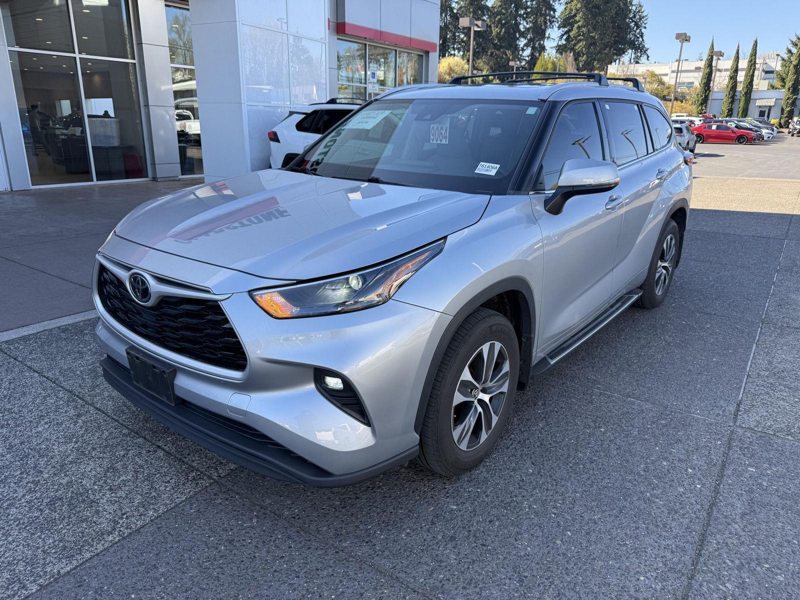 Celestial Silver Metallic 2022 Toyota Highlander XLE AWD SUV / Crossover All-Wheel Drive Automatic