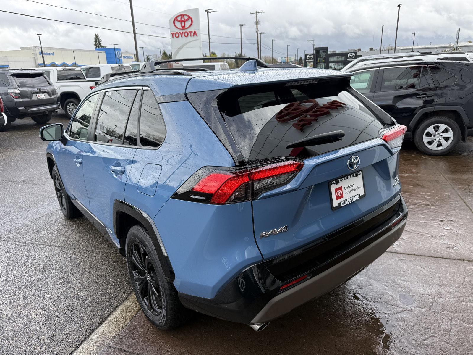 View vehicle photo 4