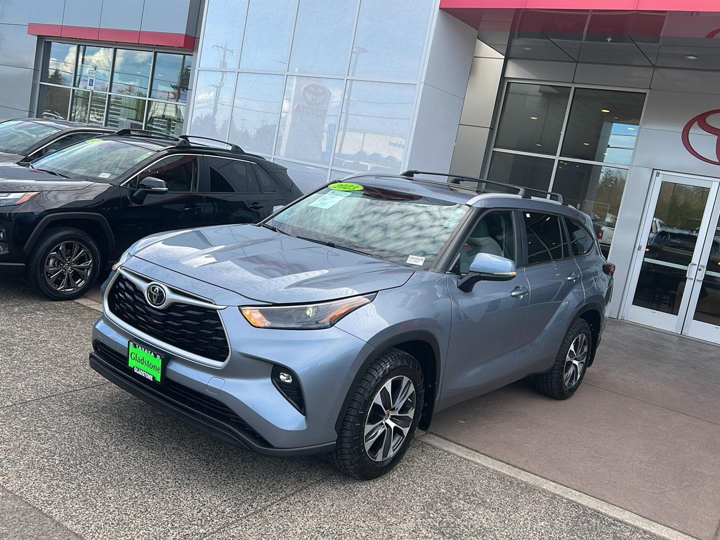 Moon Dust 2023 Toyota Highlander XLE AWD SUV / Crossover All-Wheel Drive Automatic
