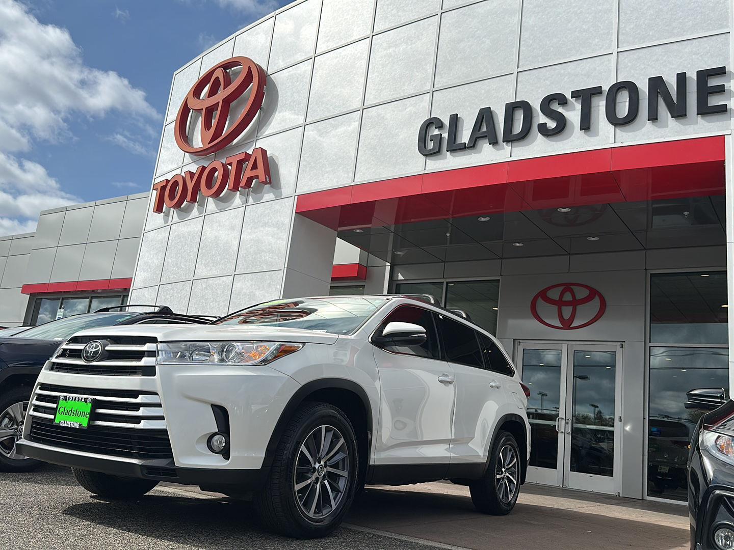 White (Blizzard Pearl) 2019 Toyota Highlander XLE AWD SUV / Crossover All-Wheel Drive Automatic