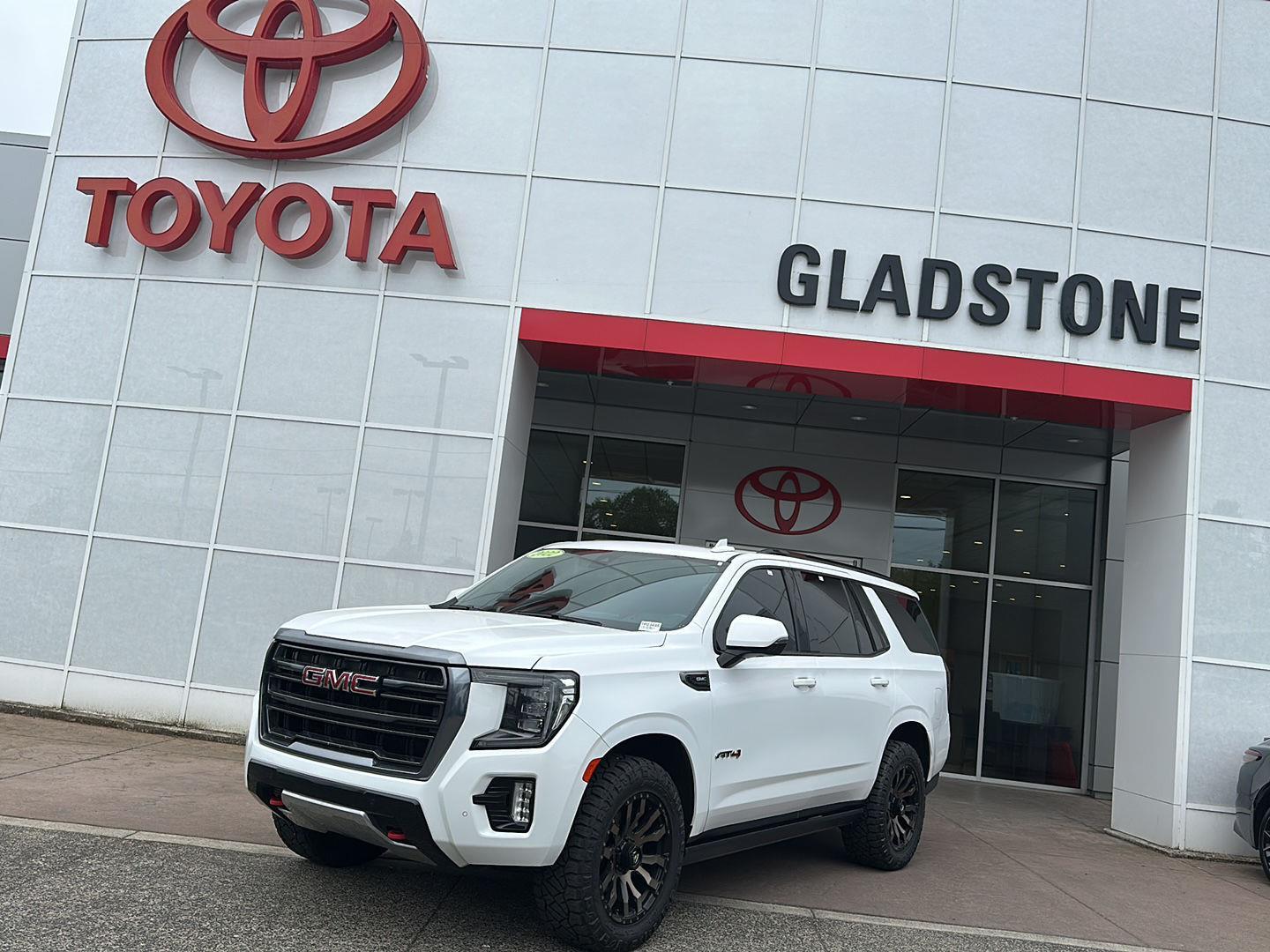 Summit White 2022 GMC Yukon AT4 4WD SUV / Crossover Four-Wheel Drive Automatic
