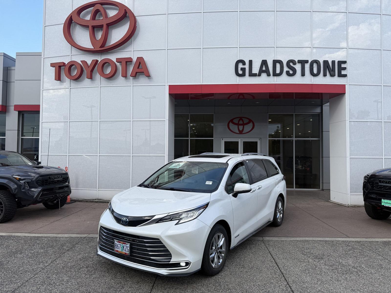 White (Blizzard Pearl) 2021 Toyota Sienna Minivan All-Wheel Drive Continuously Variable Transmission