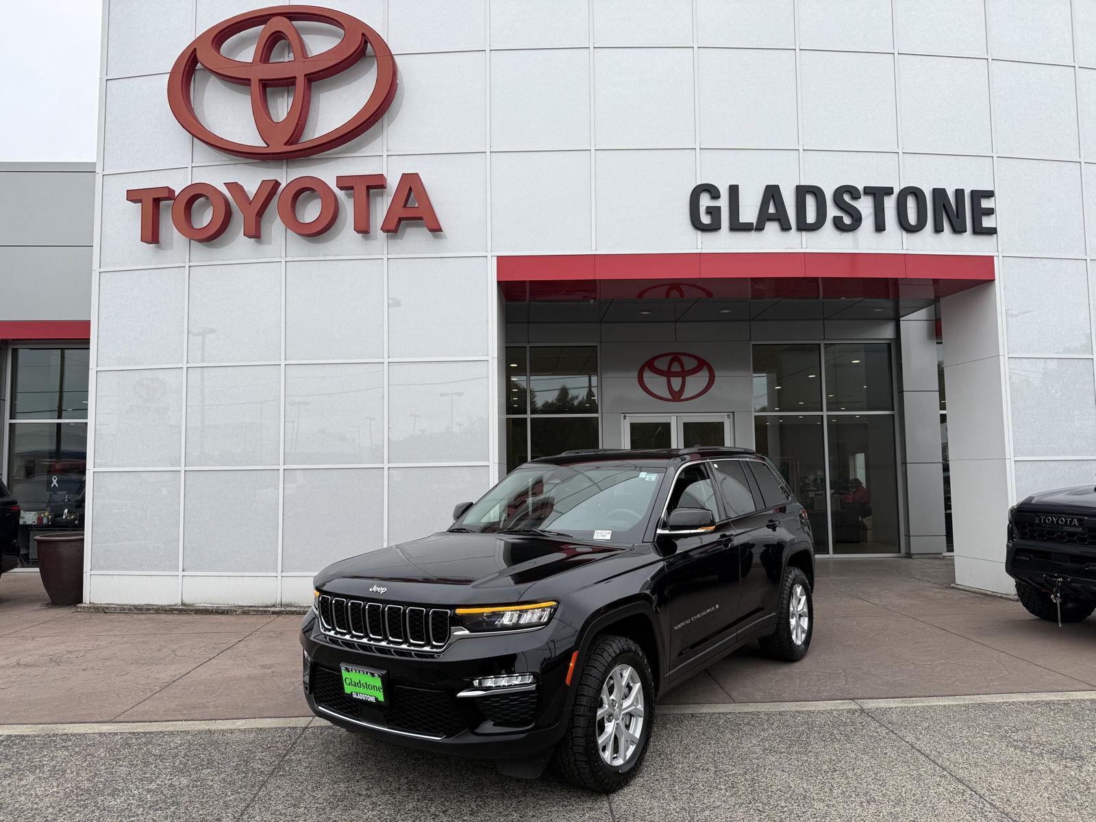 Diamond Black Crystal Pearlcoat 2023 Jeep Grand Cherokee SUV / Crossover Four-Wheel Drive 8-Speed Automatic