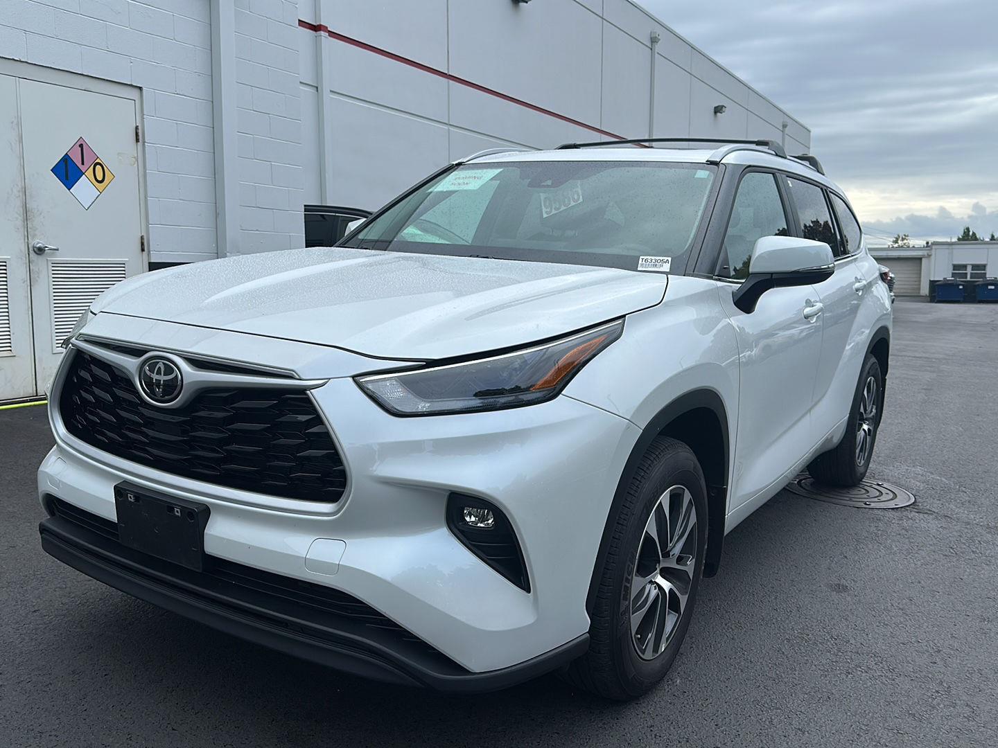 White (Wind Chill Pearl) 2024 Toyota Highlander SUV / Crossover All-Wheel Drive Automatic