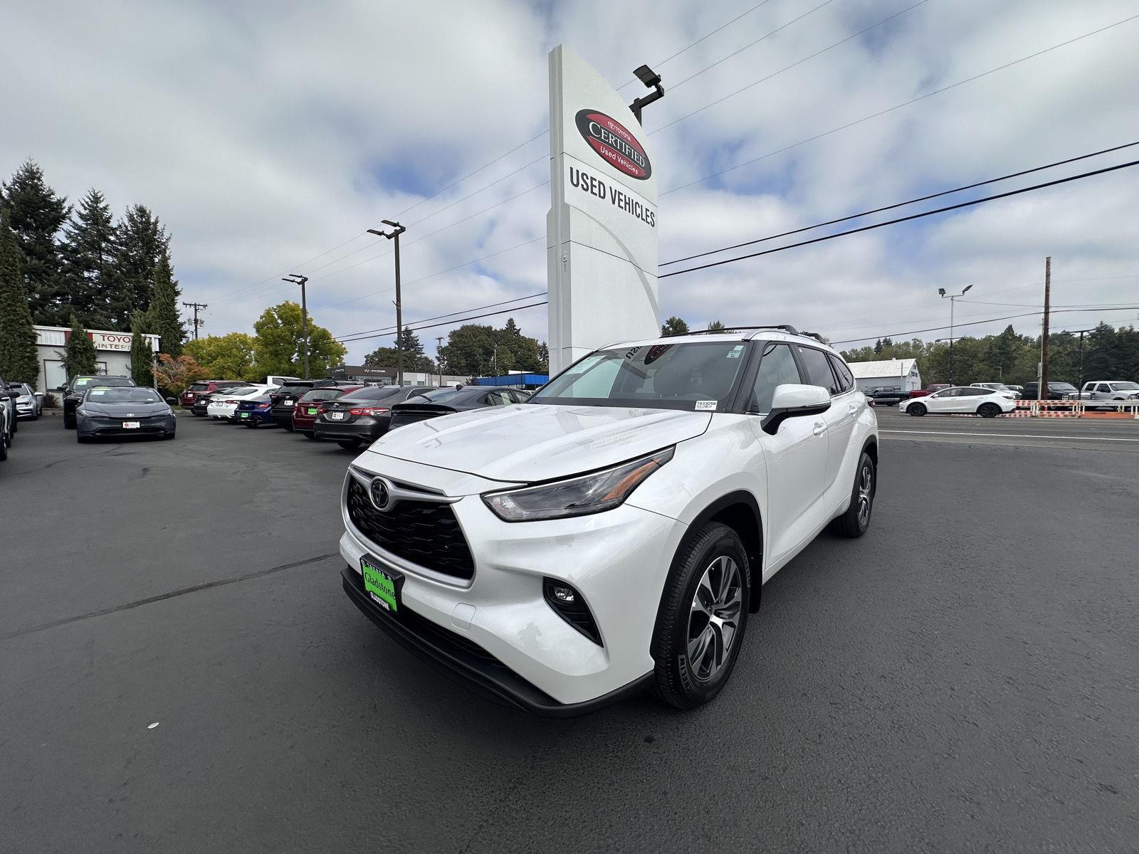 White (Wind Chill Pearl) 2024 Toyota Highlander SUV / Crossover All-Wheel Drive Automatic