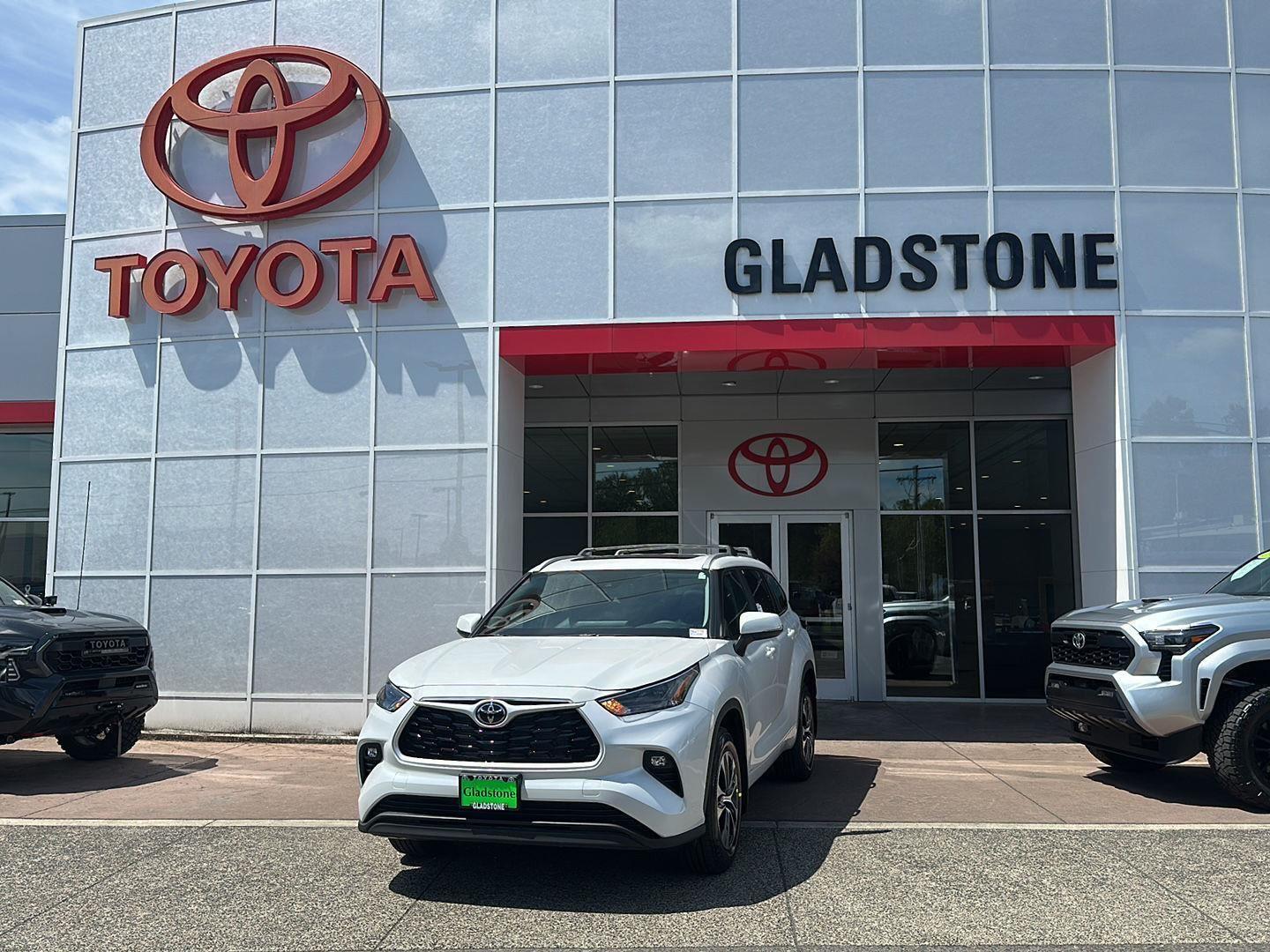 White (Wind Chill Pearl) 2026 Toyota Highlander Hybrid SUV / Crossover All-Wheel Drive Continuously Variable Transmission