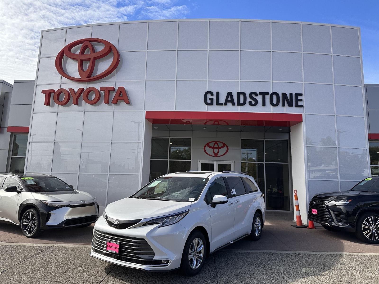 White (Wind Chill Pearl) 2026 Toyota Sienna Minivan Front-Wheel Drive Continuously Variable Transmission