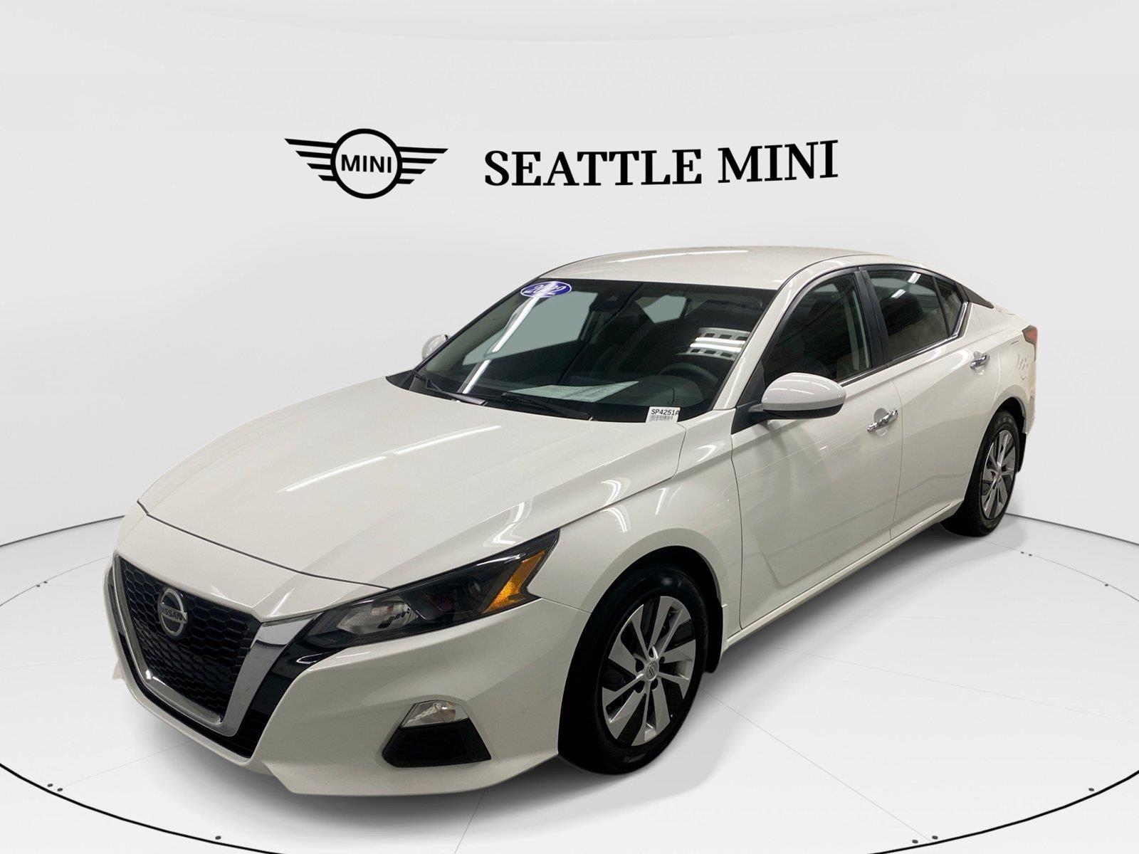 Glacier White 2022 Nissan Altima Sedan Front-Wheel Drive Continuously Variable Transmission
