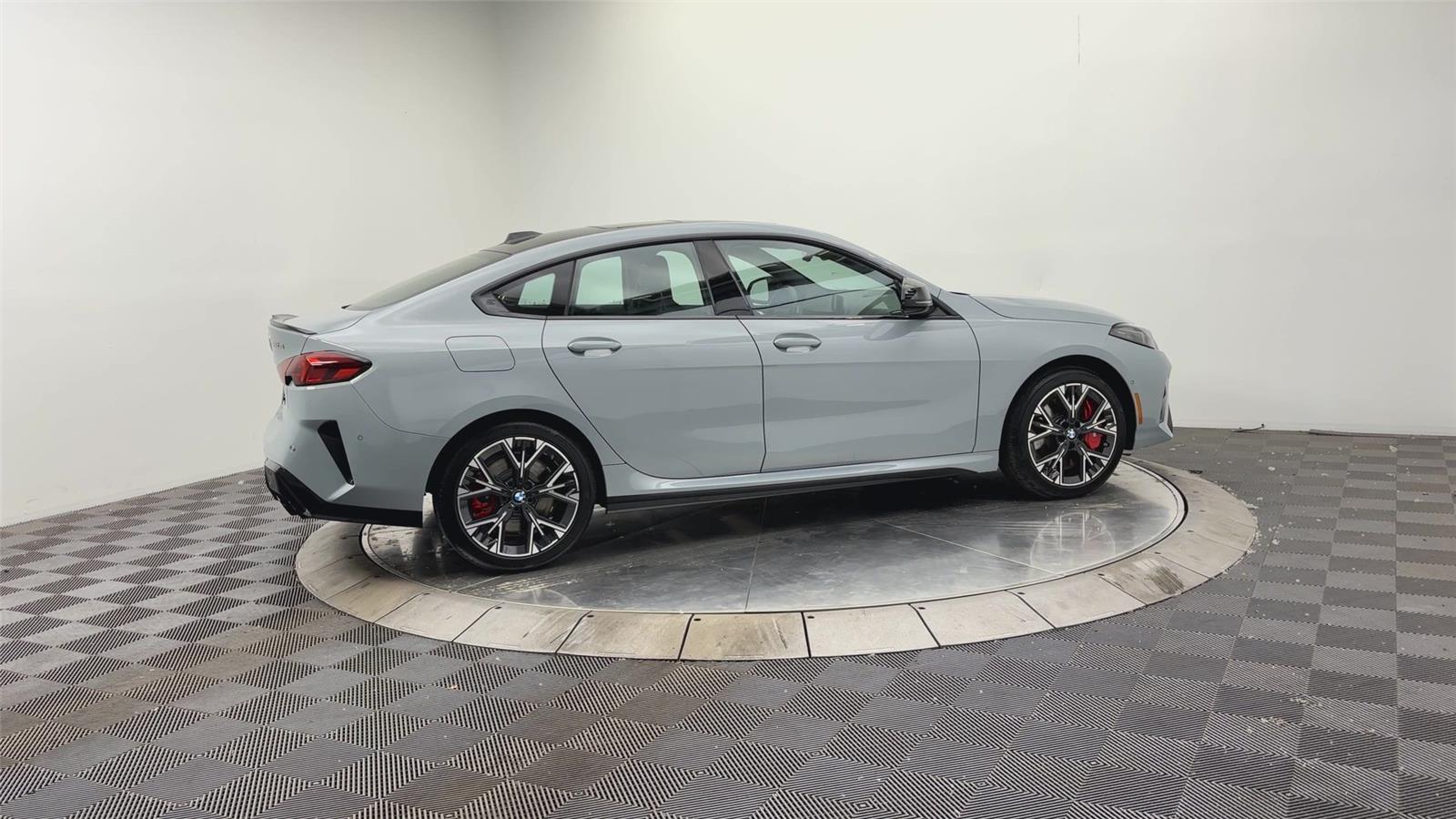 View vehicle photo 4