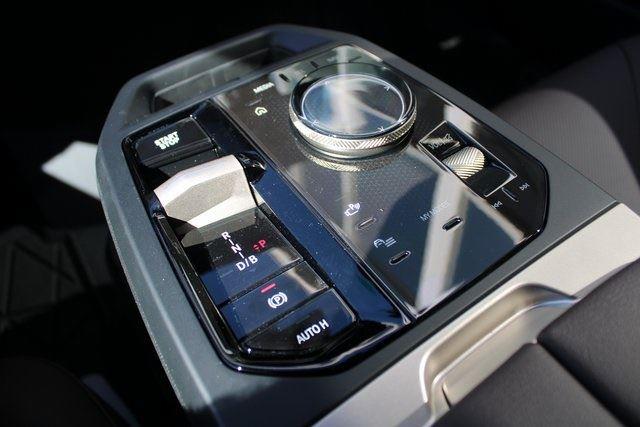 2026 BMW iX 45 - Photo 17