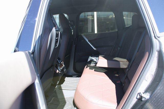 2026 BMW iX 45 - Photo 18