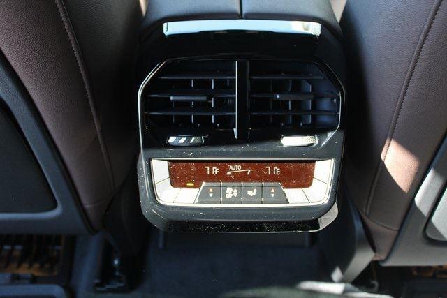 2026 BMW iX 45 - Photo 19