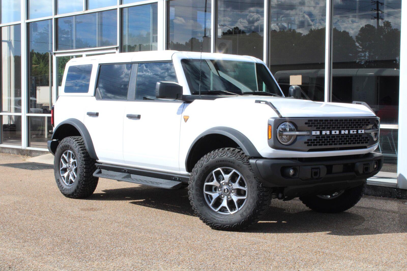 Oxford White 2025 Ford Bronco SUV / Crossover Four-Wheel Drive 7-Speed Manual