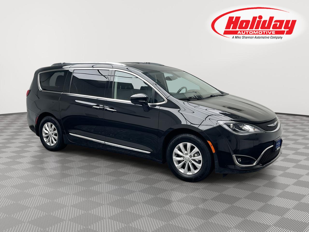Brilliant Black Crystal Pearlcoat 2019 Chrysler Pacifica Minivan Front-Wheel Drive 9-Speed Automatic