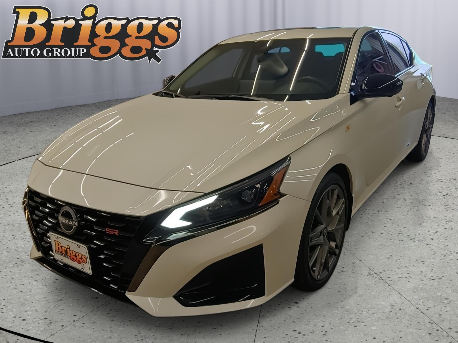 Pearl White Tricoat 2023 Nissan Altima 2.0 SR FWD Sedan Front-Wheel Drive Continuously Variable Transmission