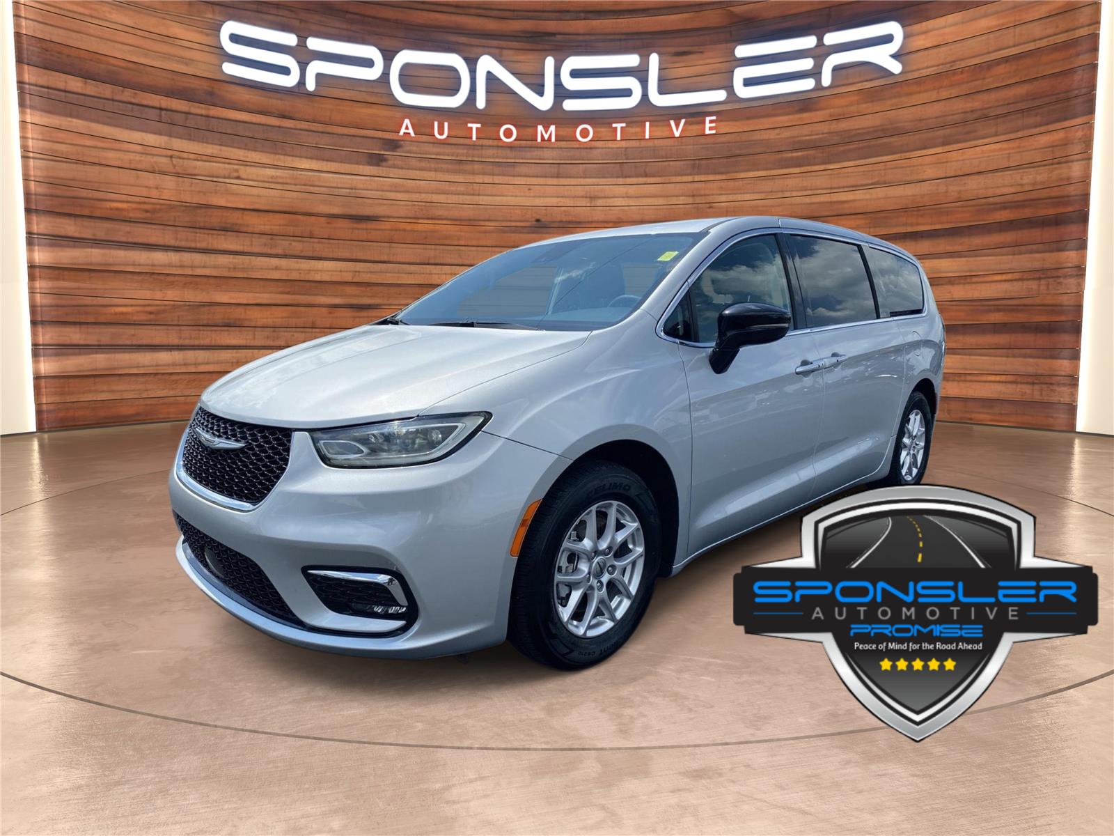 Silver Mist Clearcoat 2024 Chrysler Pacifica Minivan Front-Wheel Drive 9-Speed Automatic