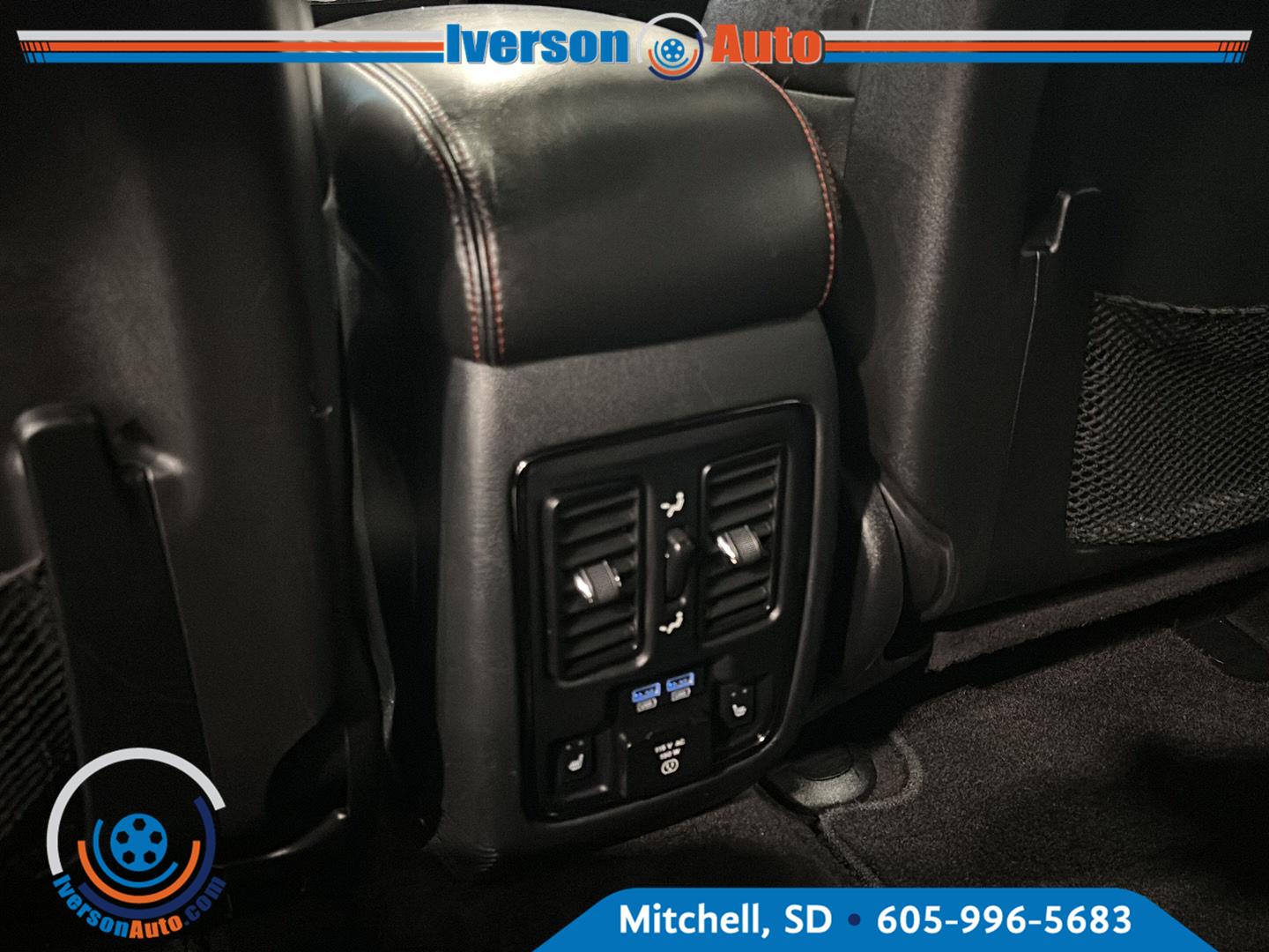 Used 2018 Ivory Tri-Coat Pearl Dodge R/T image 28