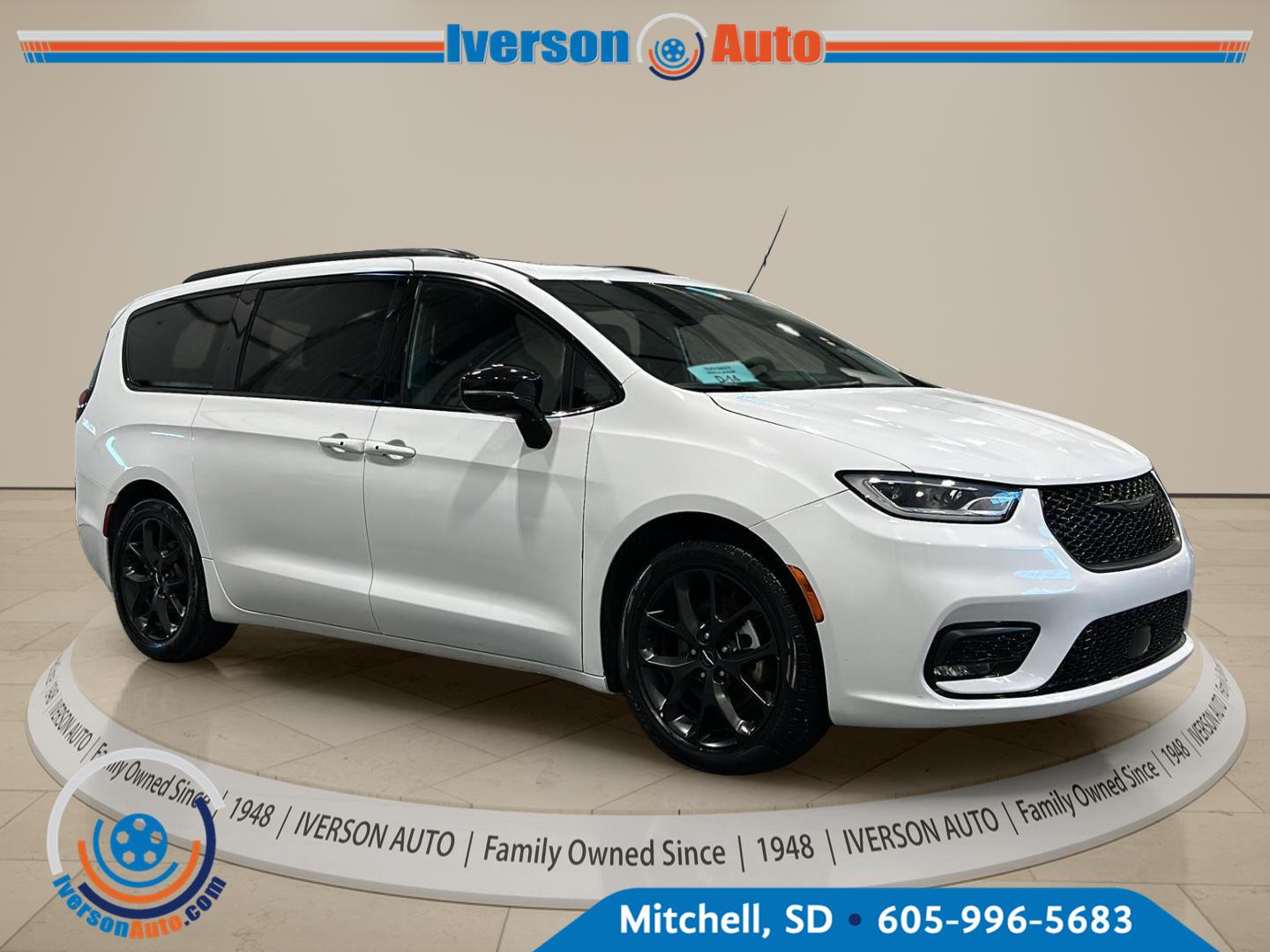 Bright White Clearcoat 2025 Chrysler Pacifica Minivan Front-Wheel Drive 9-Speed Automatic