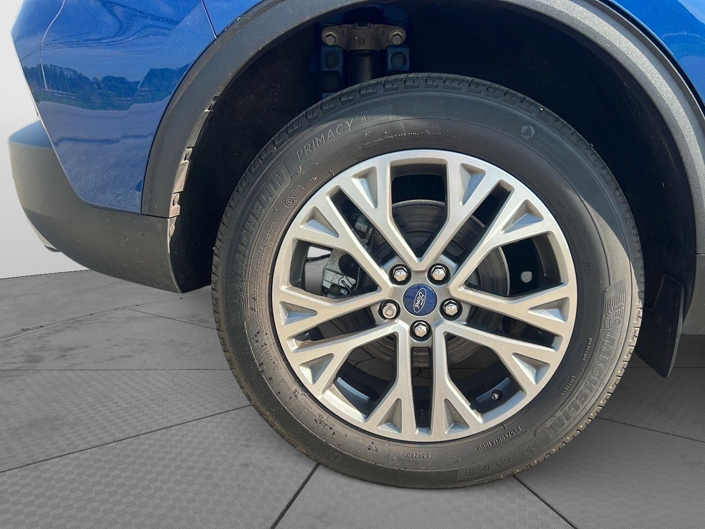 2022 Ford Escape photo 4 of 39