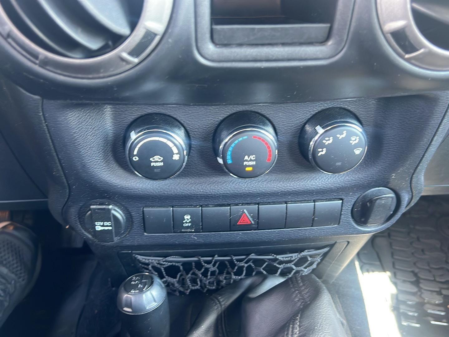 2015 Jeep Wrangler Unlimited photo 25 of 28