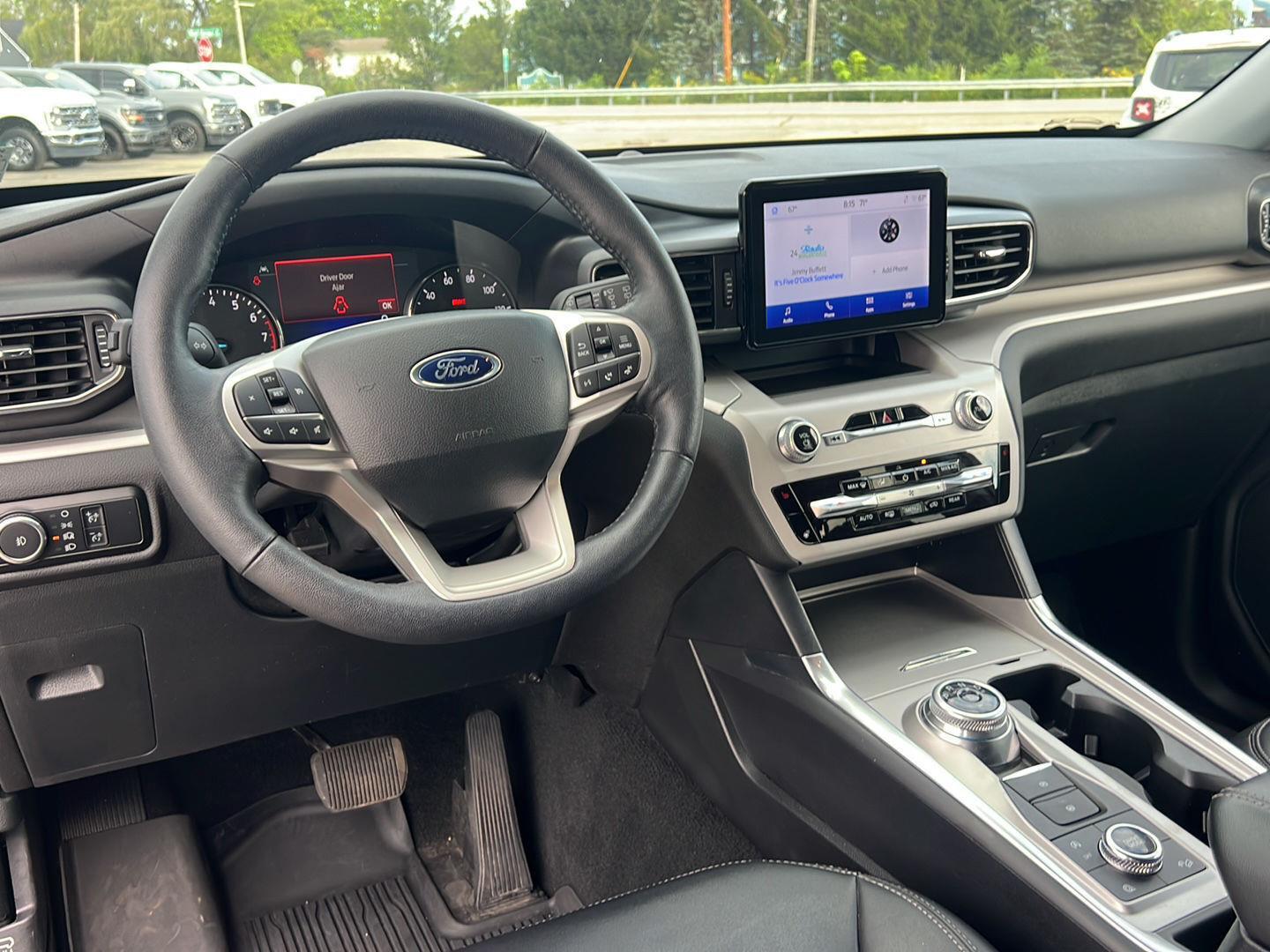 2023 Ford Explorer photo 2 of 51