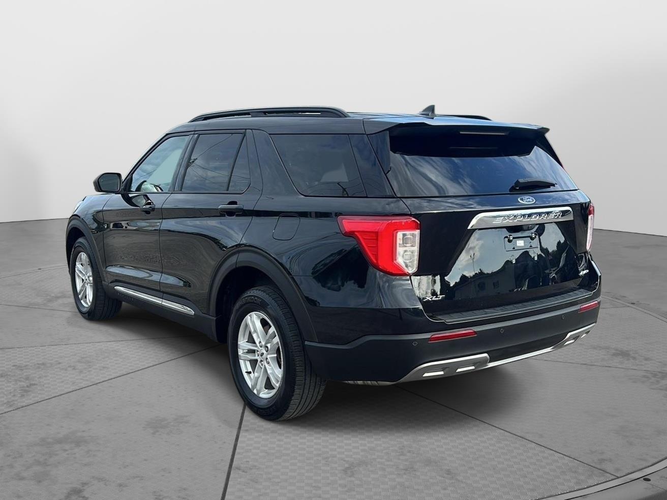 2023 Ford Explorer photo 6 of 51