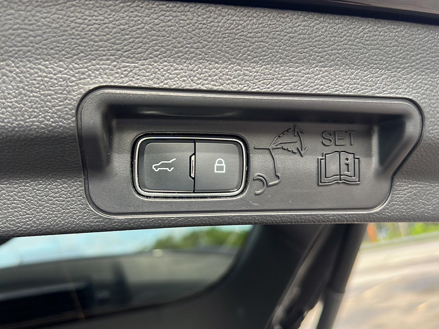 2023 Ford Explorer photo 9 of 51