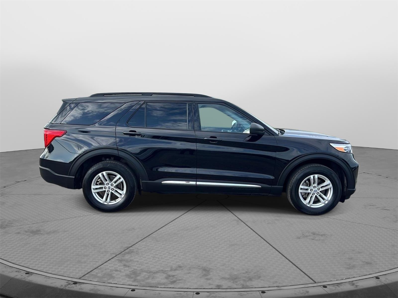 2023 Ford Explorer photo 14 of 51