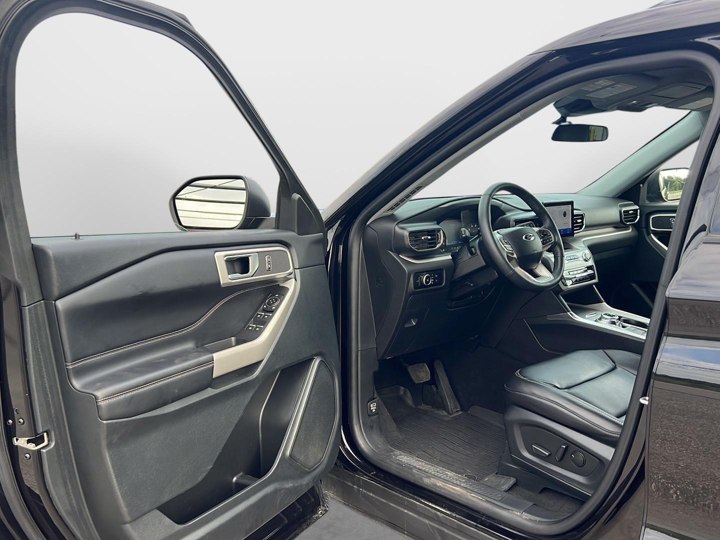 2023 Ford Explorer photo 18 of 51