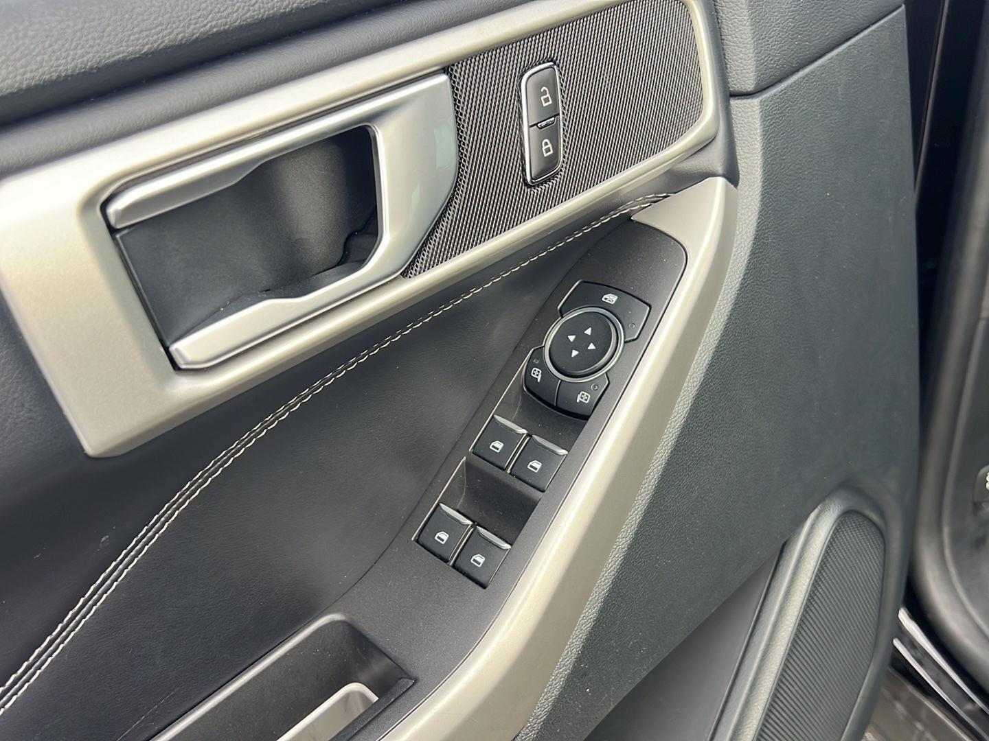 2023 Ford Explorer photo 23 of 51