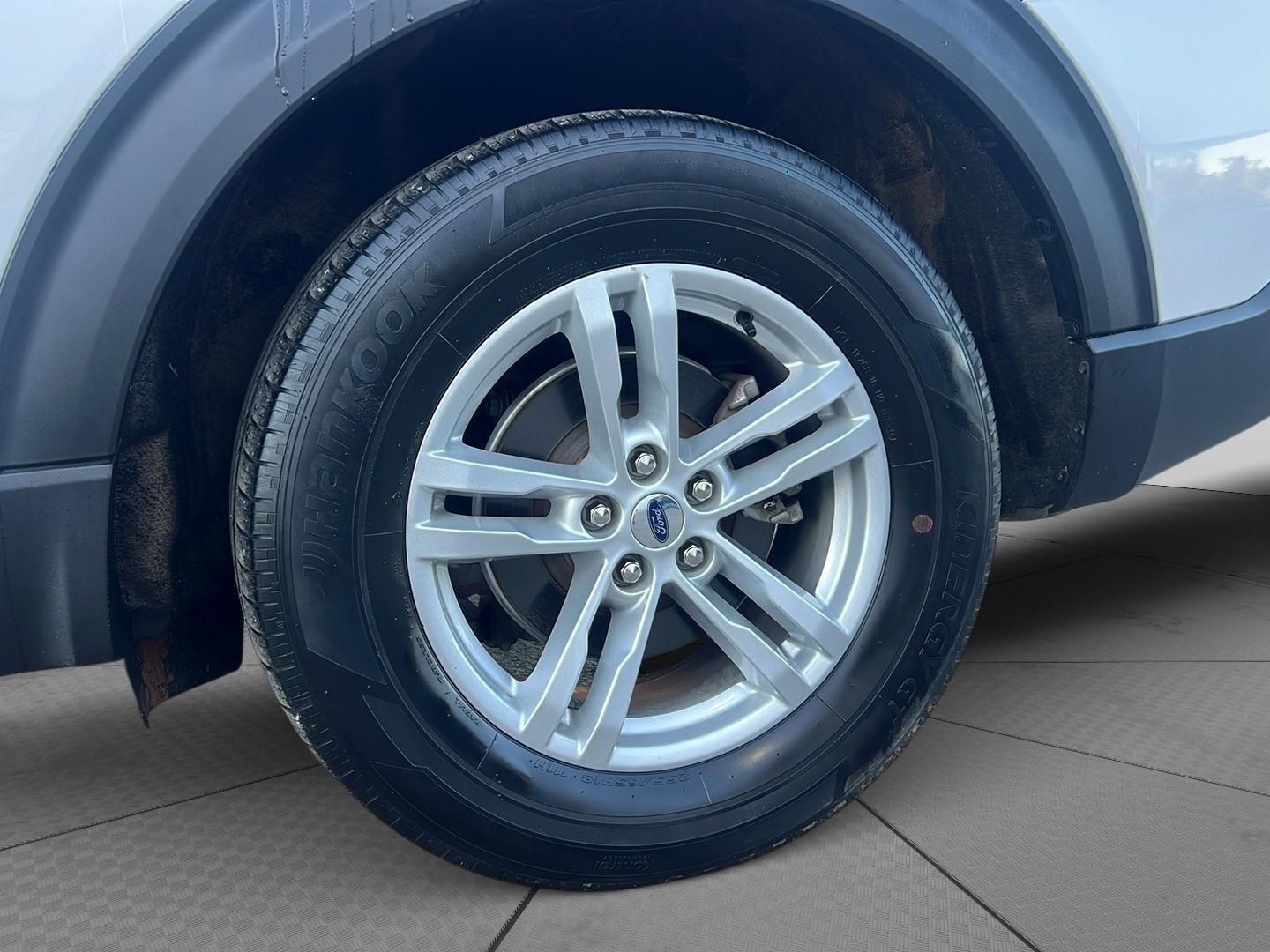 2021 Ford Explorer photo 6 of 47
