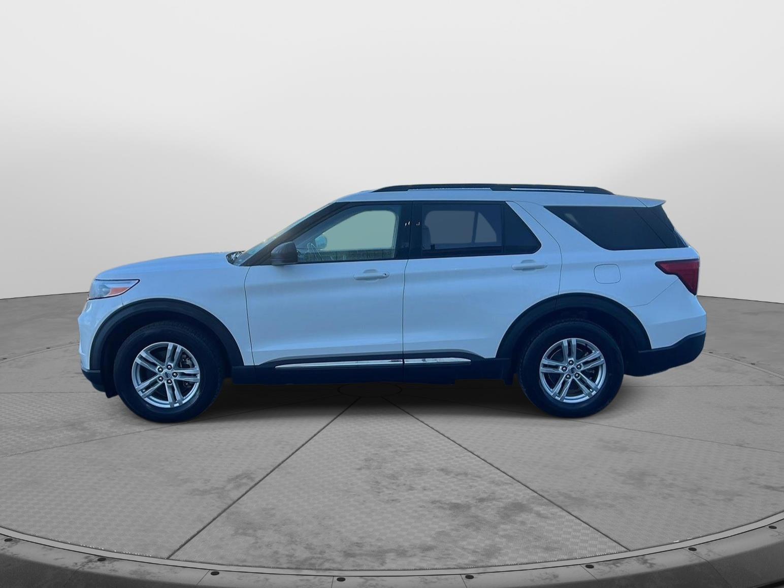 2021 Ford Explorer photo 7 of 47