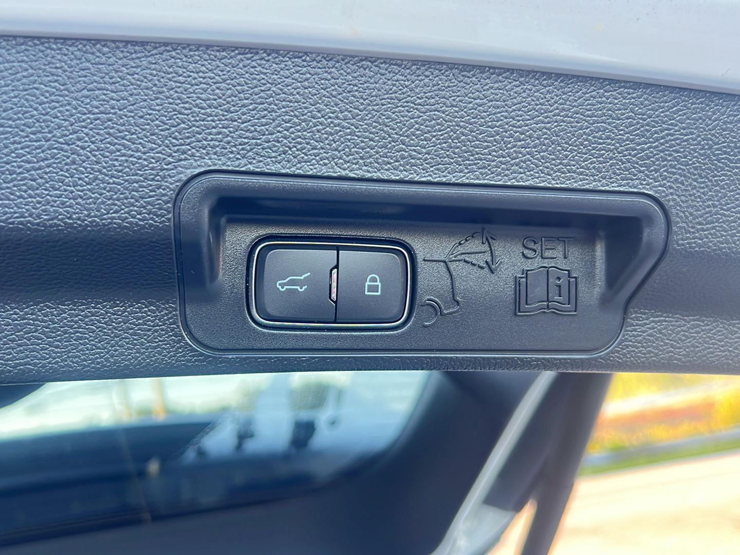 2021 Ford Explorer photo 11 of 47