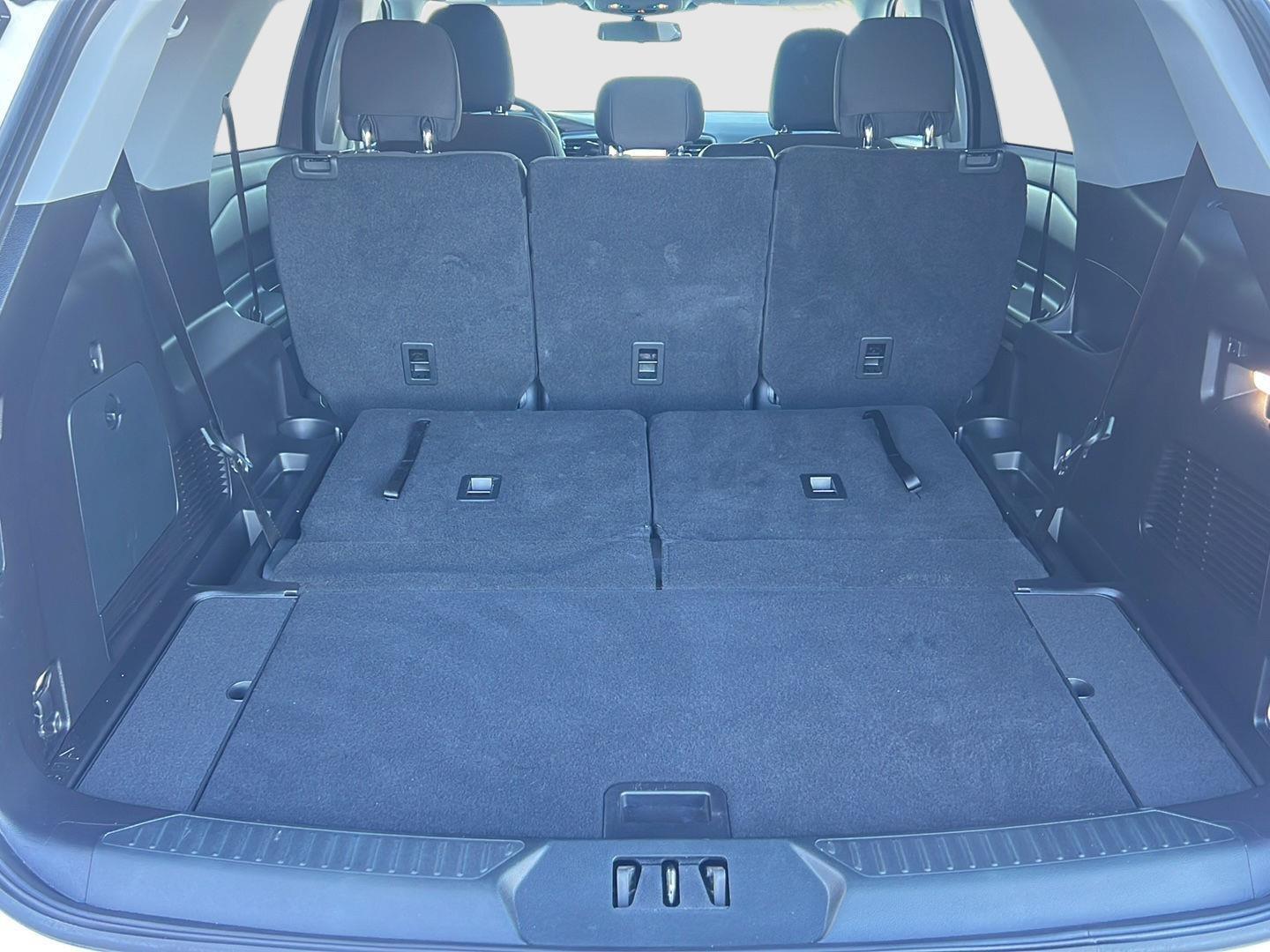 2021 Ford Explorer photo 14 of 47