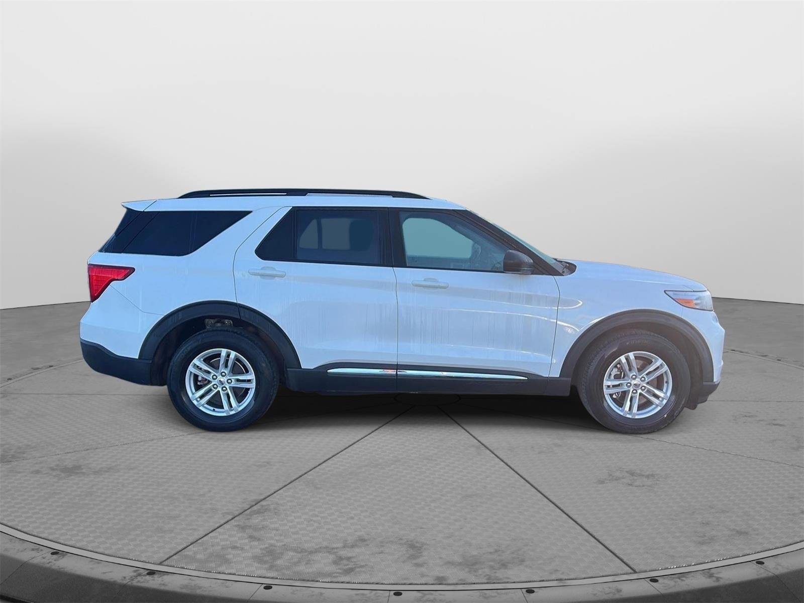 2021 Ford Explorer photo 18 of 47